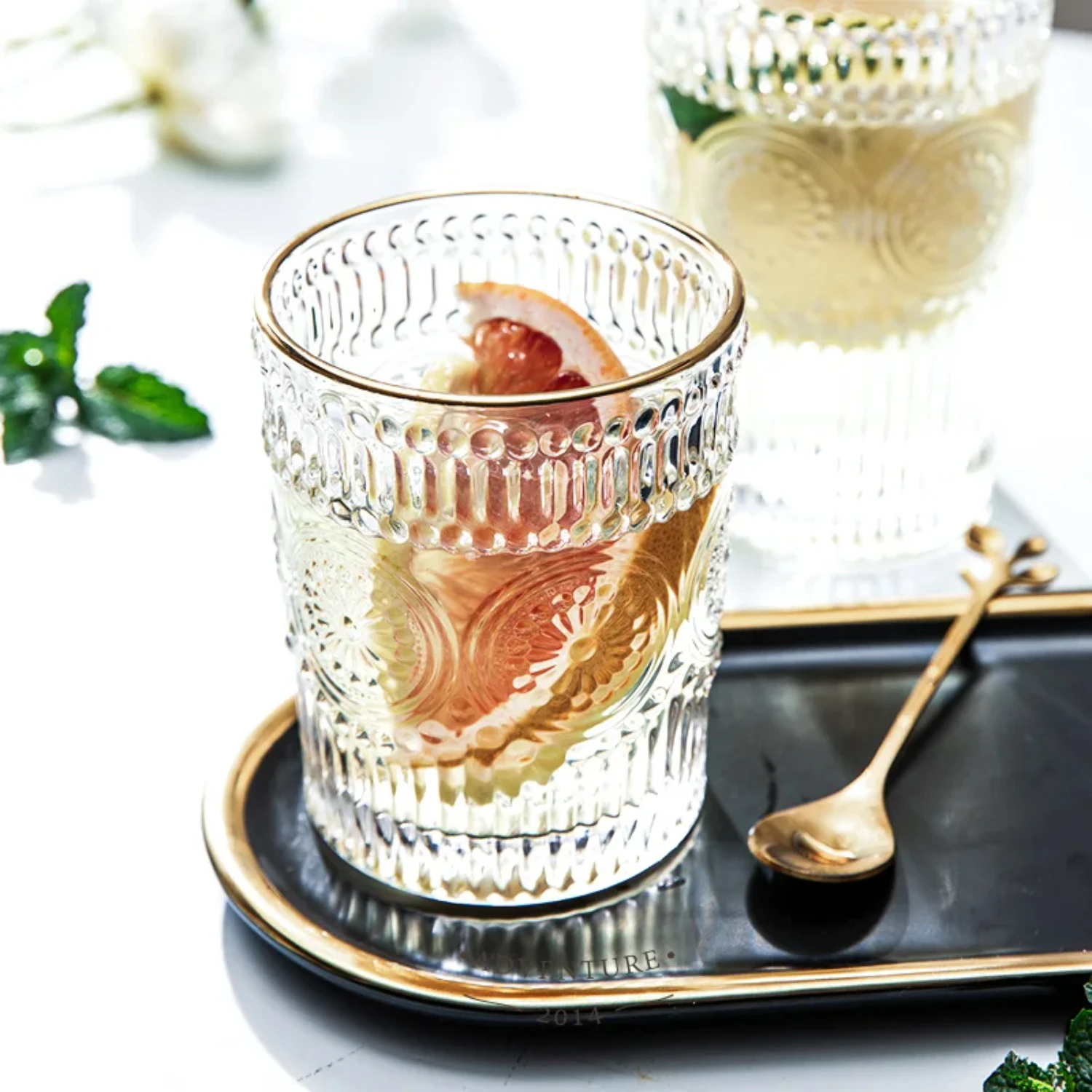 tional and elegant glass cup. Perfect for coffee, tea, or cocktails, this exquisite piece will add a touch of sophistication to 