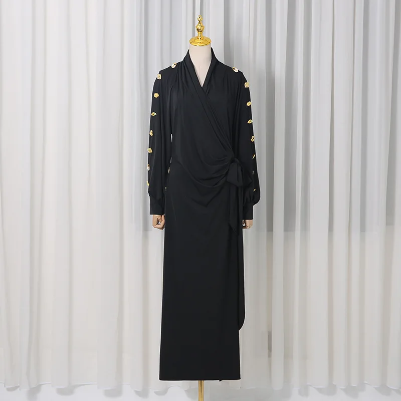 Elegancka sukienka damska, długa, jednolita, z cekinami, ozdobiona złotymi guzikami, z długim rękawem, czarna suknia wieczorowa, sukienka koktajlowa.