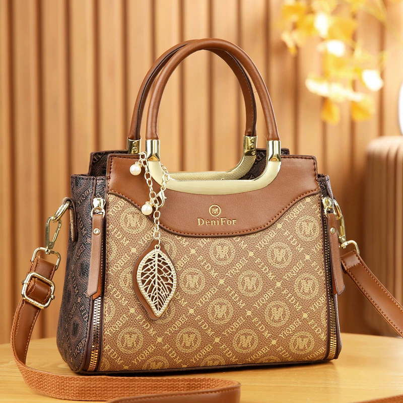 حقيبة يد كلاسيكية مطبوعة بأحرف - مراجعة Luxury Bags Big وسعره