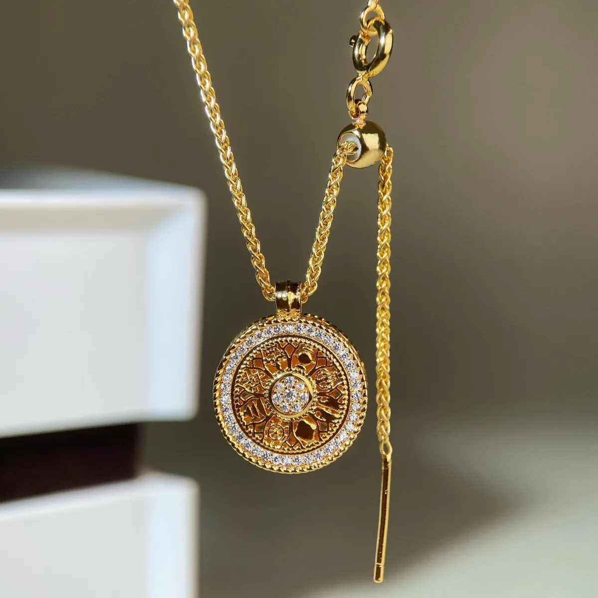 Ancient-style small compass pendant necklace, plated with AU9999 and decorated with diamonds