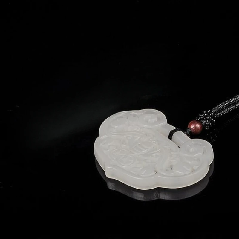 Hetian Fu 흰색 양면 중공 나비 잠금 펜던트, 눈 앞 펜던트