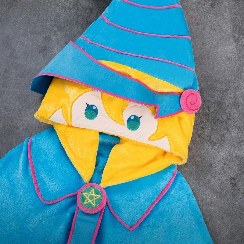 Neue Yu-Gi-Oh Dark Magician Girl Cartoon-Muster Anime-Merchandise Dicke Klimadecke, Kreatives Fleece, Warmer Kapuzenschal – Detail 5