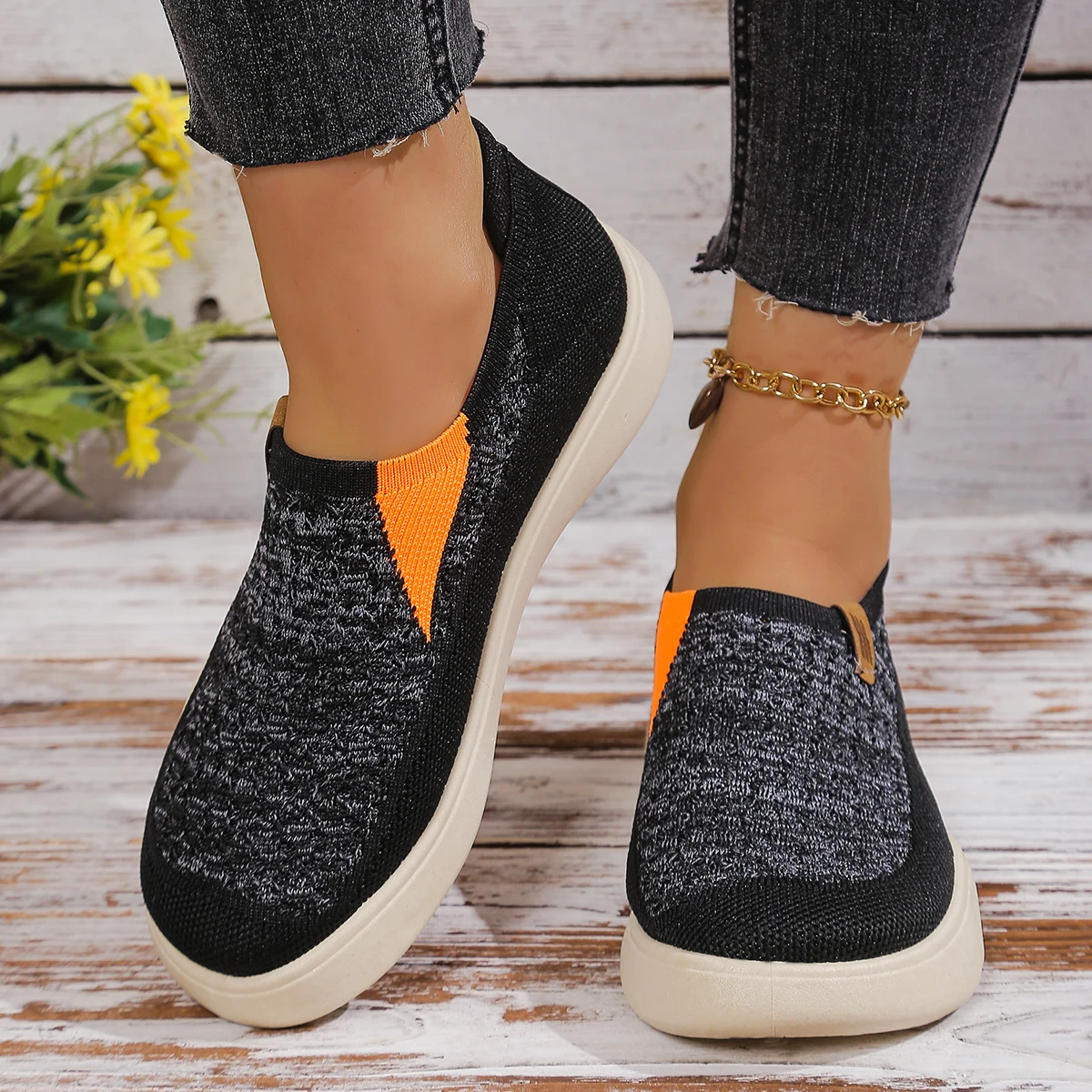 

Traditional Beijing-style woven cloth shoes with breathable and comfortable soft soles and anti-slip properties