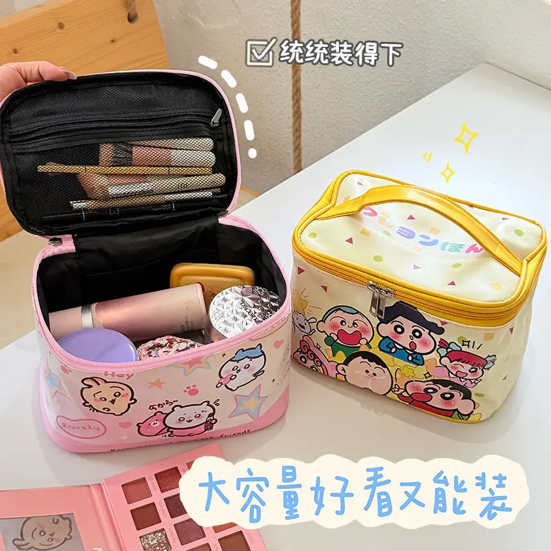 Tas Rias Perjalanan Portabel Crayon Shin-Chan dengan Nilai Kecantikan Tinggi Kapasitas Besar Tahan Air Tas Cuci Portabel Lucu dan Mudah Dibawa
