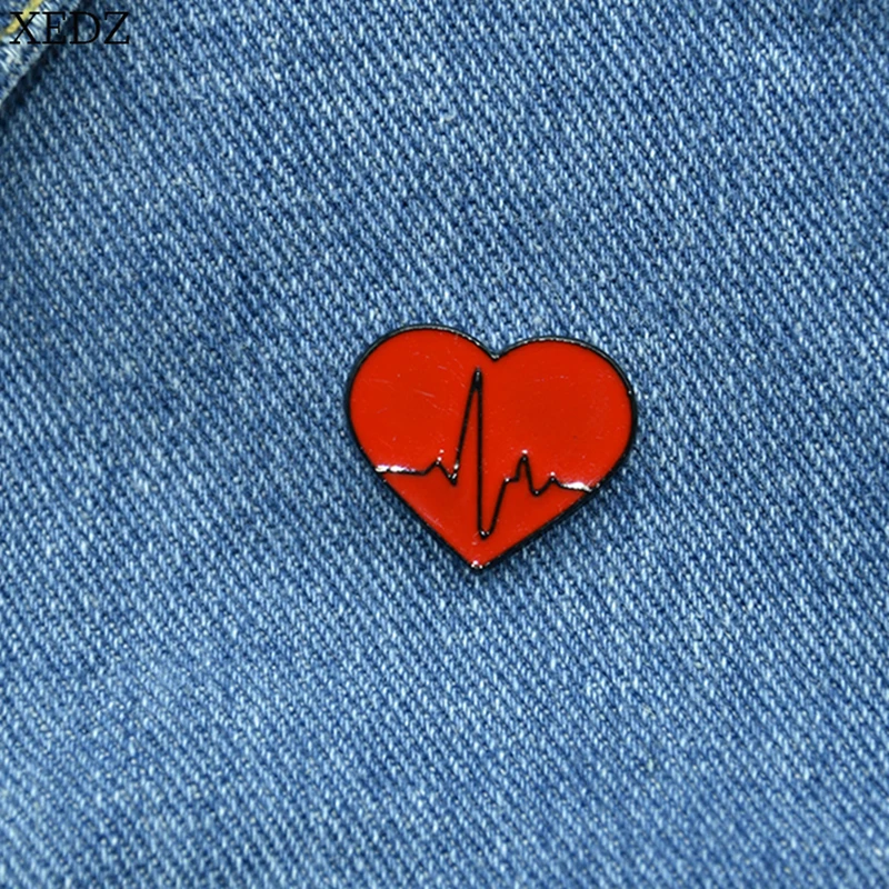 Pin de esmalte de medicina divertido para hombres y mujeres, insignia de metal, broche de solapa de ropa punk, cardiograma de amor rojo de dibujos animados, regalo para niños