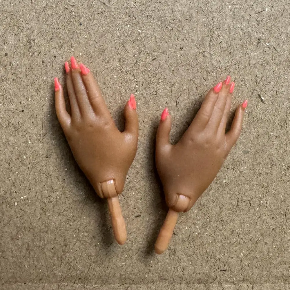 Original Big Sister Doll Ersatzhände LOLS Braun Weiß Hautton Nägel mit rosa grüner Maniküre – Detail 7