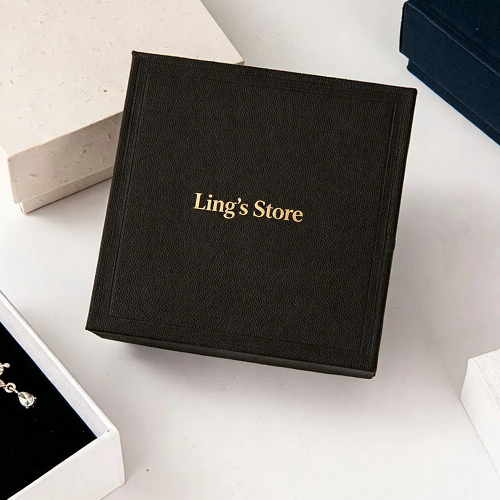 24 Stück Personalisierte Logo-Schmuckboxen 9x9x3,5cm aus Strukturpapier mit Deckel für Hochzeiten, Ohrringe, Halsketten, Anhänger, Armbänder und Ohrstecker – Detail 5