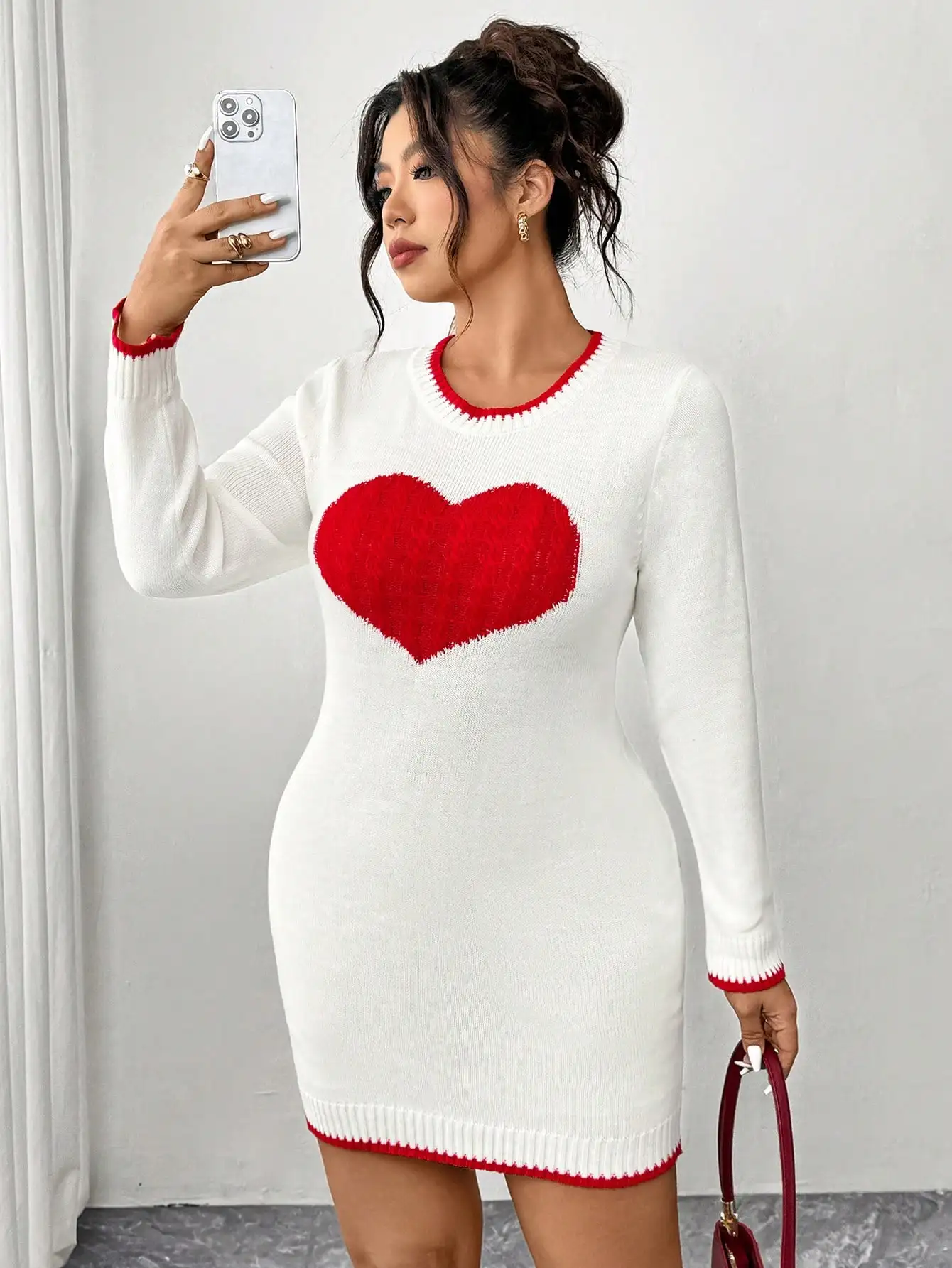 

Белое трикотажное платье с длинными рукавами, красным сердечком и контрастной отделкой