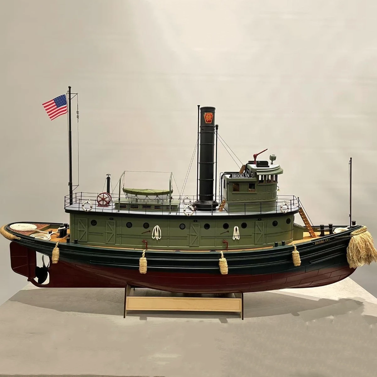 

1/32 радиоуправляемая лодка 100 см Brooklyn Steam с дистанционным управлением, буксир, имитация корпуса из стекловолокна, радиоуправляемая лодка, модель комплекта, игрушка для мальчика в подарок