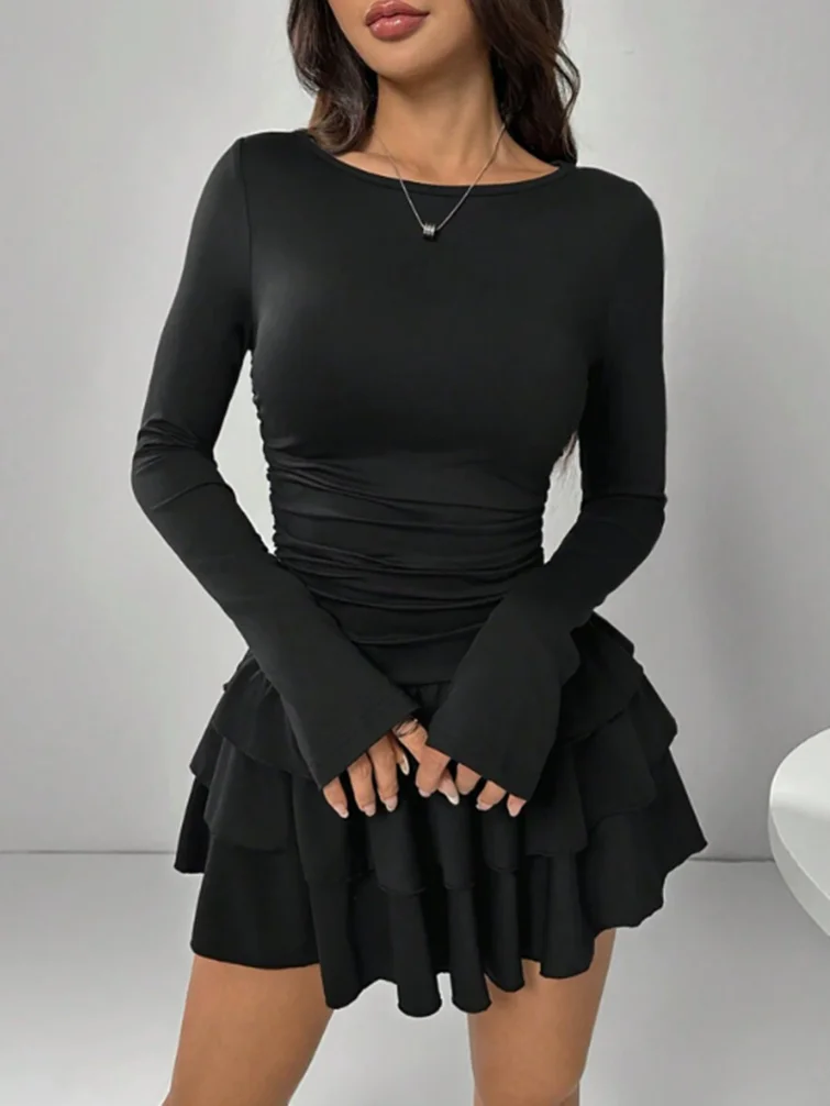 Um novo vestido de manga comprida emagrecedor e elegante de cor sólida para mulheres no outono e inverno da Europa e América