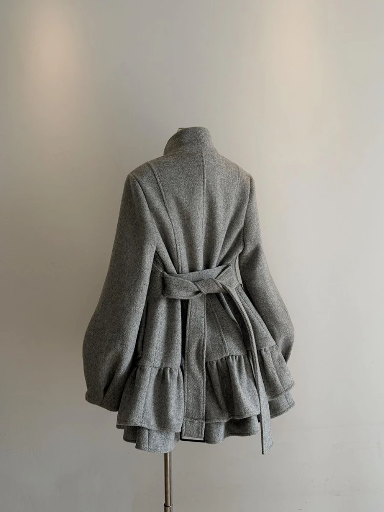 グレーのスリムなヴィンテージ風暖かい長袖ウールコート、ファッショナブルなデザイン、2026年春の新作オーバーコート、ヘップバーン風レトロエレガントな服