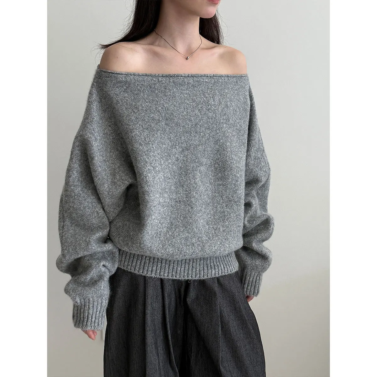 

SuperAen простой осенний новый однотонный топ для женщин, свитера большого размера в корейском стиле с открытыми плечами и вырезом «летучая мышь»