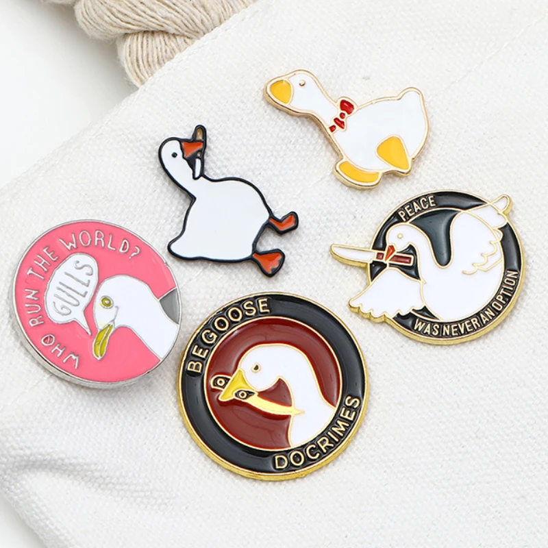 Broches engraçados do ganso branco, Emblemas do esmalte, Pato gordo dos desenhos animados com faca, Mochila, Chapéu, Camisa, Alfinete de lapela para criança