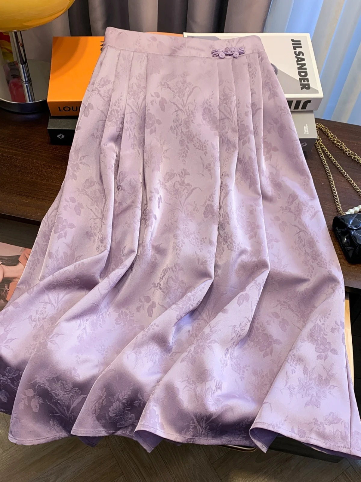 

Новая китайская юбка-миди трапециевидной формы с высокой талией, женская весенне-осенняя фиолетовая вышивка, дизайн для похудения, модифицированная длина...