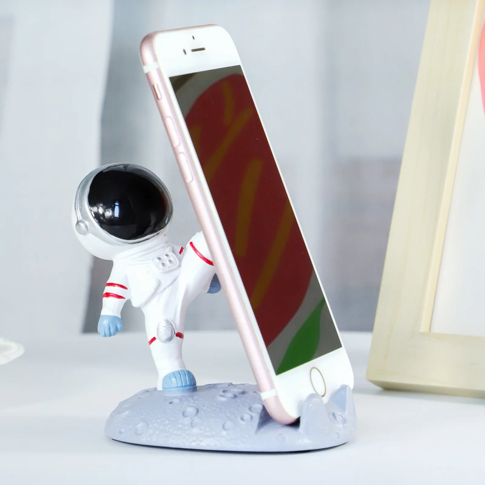 Creative Resin astronauts kick mobile phone stand cartoon astronauts lazy mobile phone stand mobile phone stand decoration