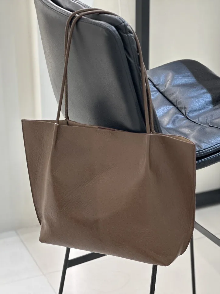 الحقيبة اليومية النهائية. سخية ومتعددة الاستخدامات ومصنوعة من الجلد الناعم والمتين. #1