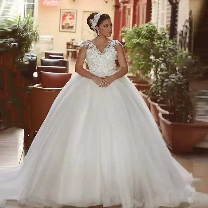 Maßgeschneidertes Übergrößen-Brautkleid mit V-Ausschnitt, Kurzen Ärmeln, Applizierter Spitze, Prinzessinnen-Stil, Rückenfreies Tüll-Brautkleid mit Voluminösem Rock