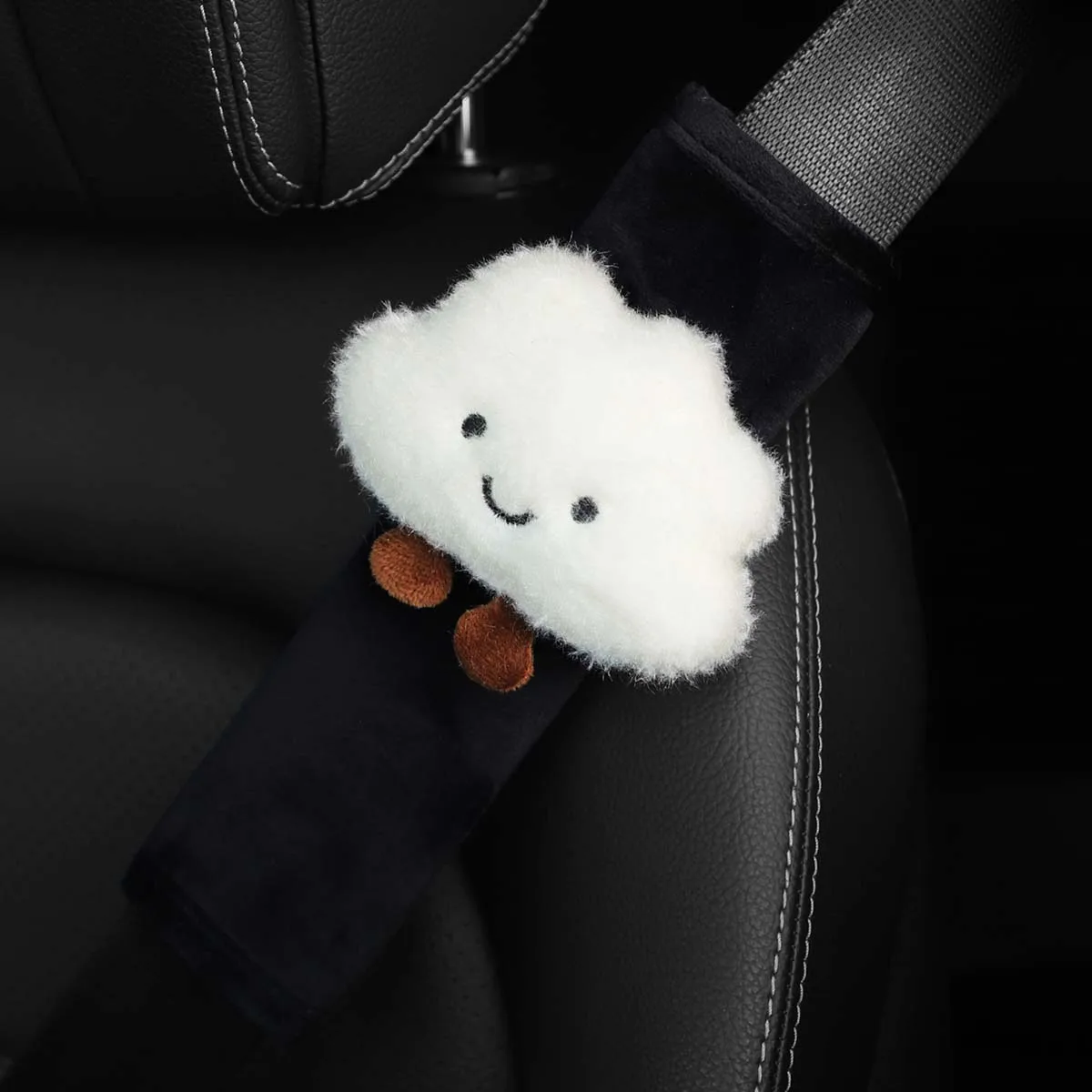 Ein weicher und bequemer Plüsch-Schultergurtbezug für Baby-Wolkenfiguren, mit Sicherheitsgurt-Dekoration, als Autodekoration.