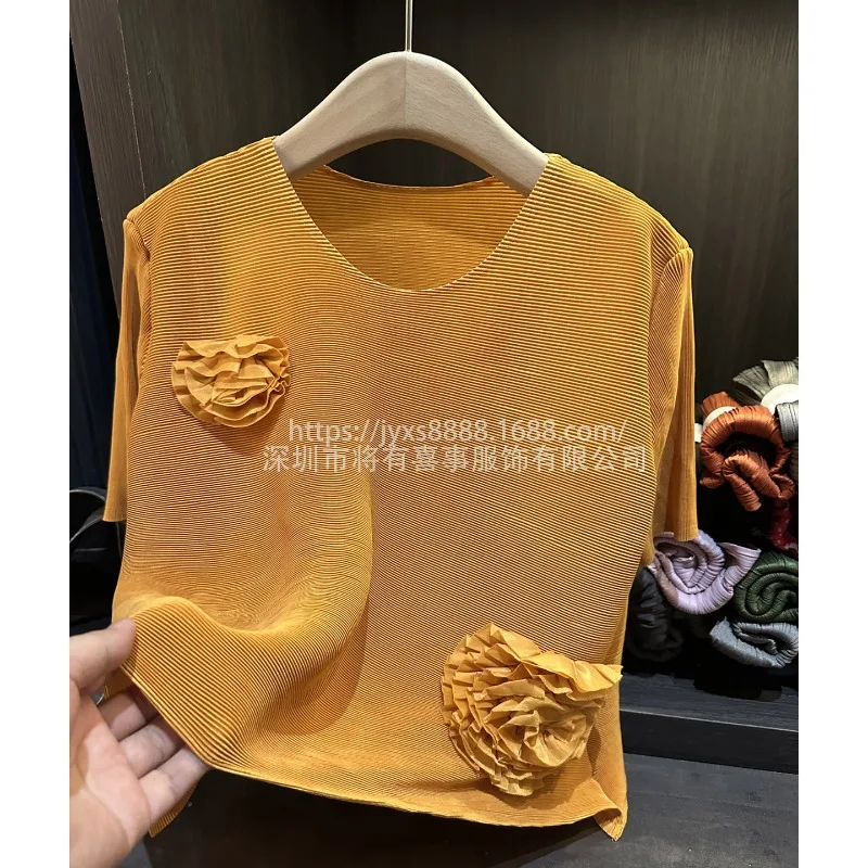 

Плиссированная футболка Miyake 2025 Senior Sense, однотонная футболка с цветочным декором и круглым вырезом, новые летние свободные тонкие женские топы больших размеров