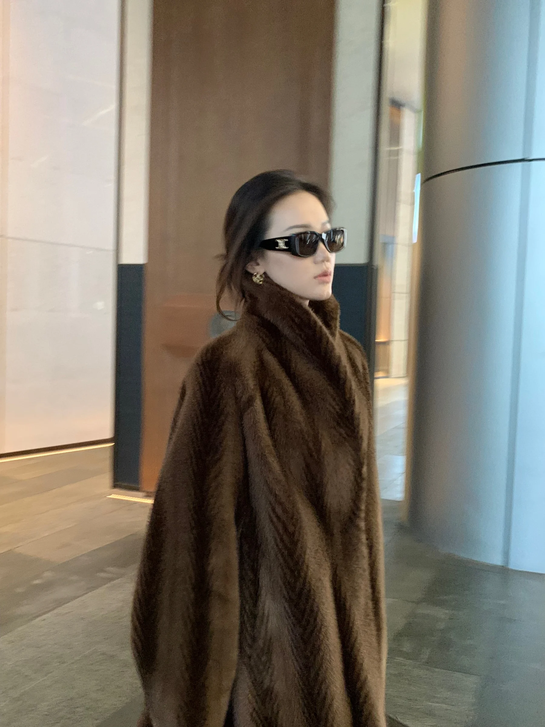 

5werkwen Vintage Double Version V-Shape Gradient Mink Fur Jacket Long Sleeve Eco-Friendly Fur Coat for Young Women