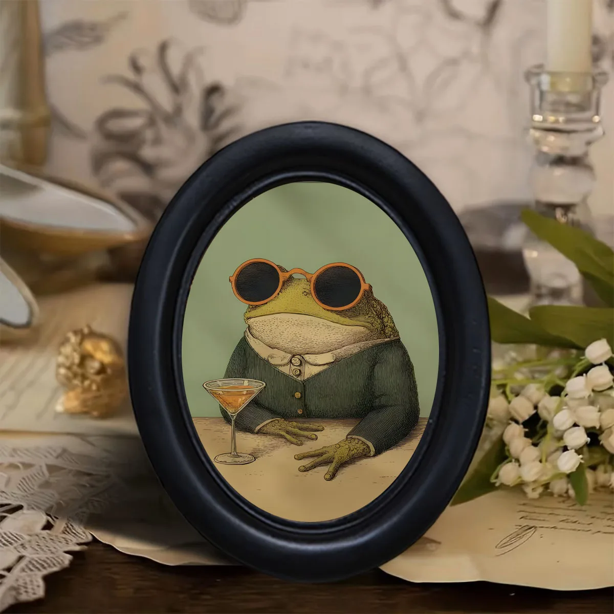1 Piece of Cool Frog Wall Art, Black Oval Frame Print of a Frog Wearing Sunglasses Drinking a Cocktail, Vintage Gentleman Frog Element Painting, Fun Bar Decoration, Exclusive Gift for Frog Enthusiasts
