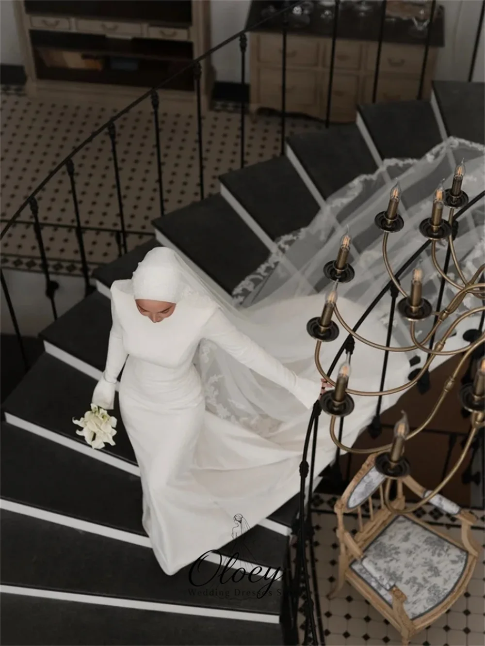OLOEY Maßgeschneidertes klassisches Hochzeitskleid mit hohem Kragen und langen Ärmeln, aus Satin, im Meerjungfrauenstil mit Schleppe, für Frauen.