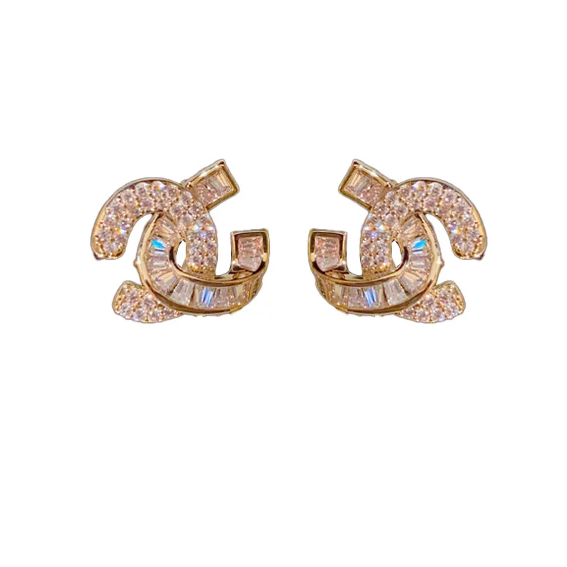 أقراط C مزدوجة متقاطعة بسيطة وفاخرة s925 إبرة فضية أقراط مرصعة بالألماس بمزاج راقي