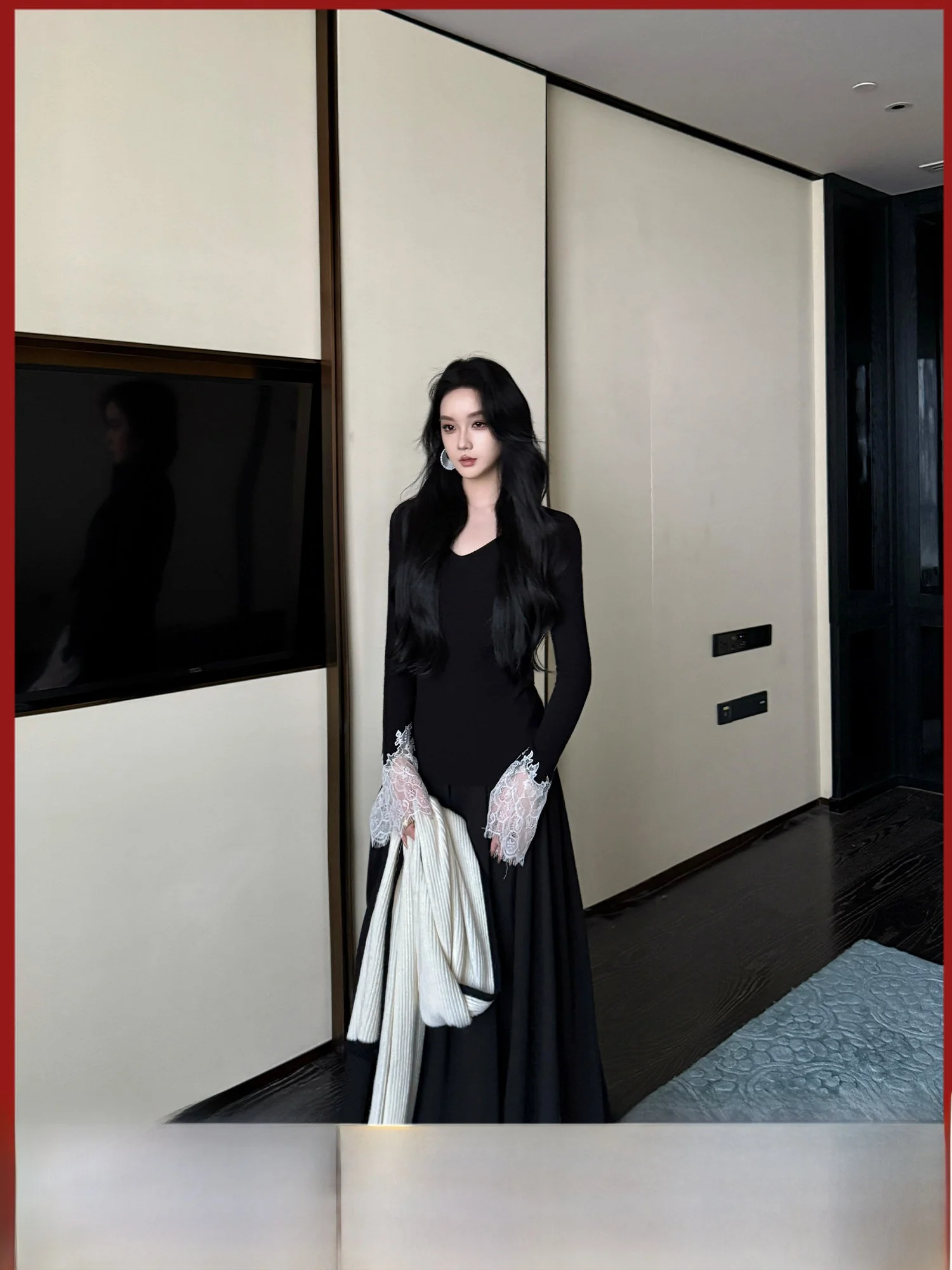 

Черная базовая женская футболка с V-образным вырезом, приталенная, трикотажная, с длинным рукавом, повседневный стиль, из смесового волокна (полиэстер, нейлон), ограниченное предложение