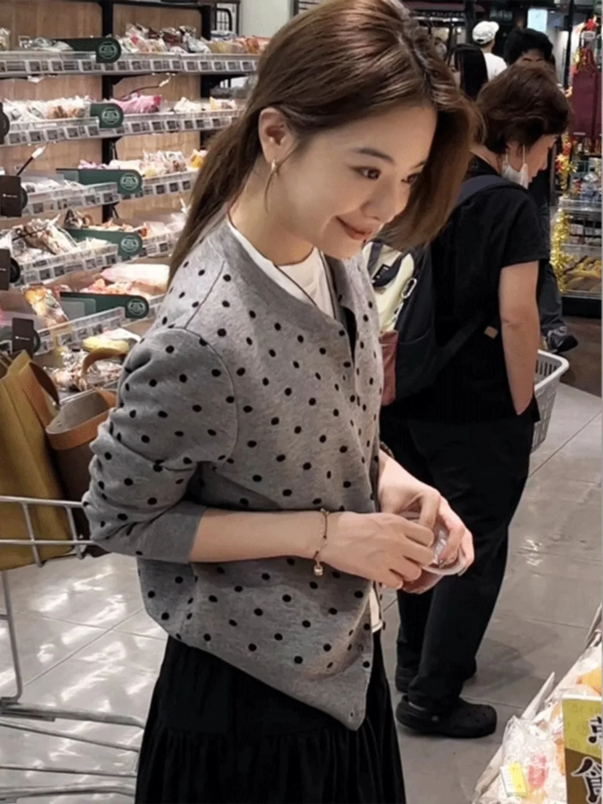 سترة نسائية شتوية عالية الجودة من الكنزة المفتوحة المنسوجة بتصميم كلاسيكي، فضفاضة وعصرية بأكمام طويلة ونقاط بولكا، مريحة ومتو...