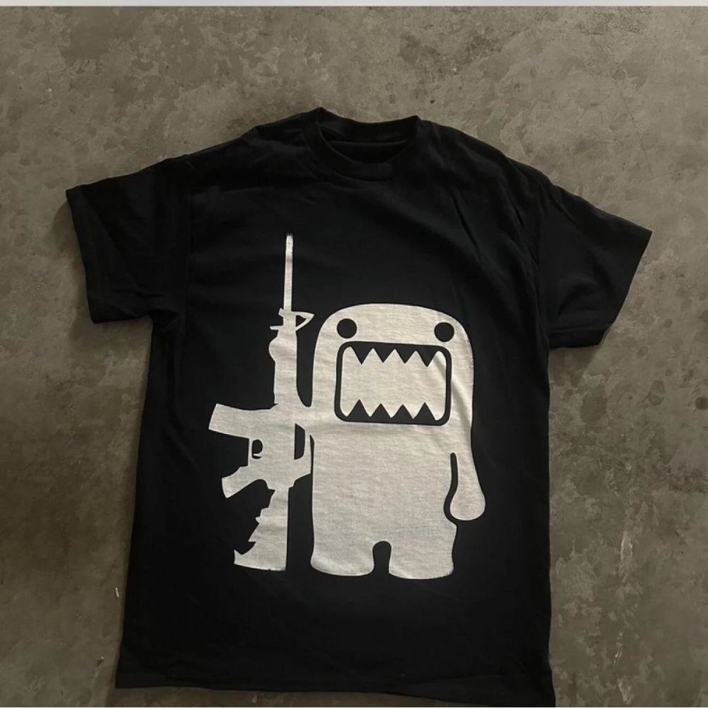Schwarzes gemustertes T-Shirt für Herren im Street-Style mit Gewehr-Motiv, minimalistischem Domo Kun Design, Herren-T-Shirts für den Sommer, Unisex – Detail 7