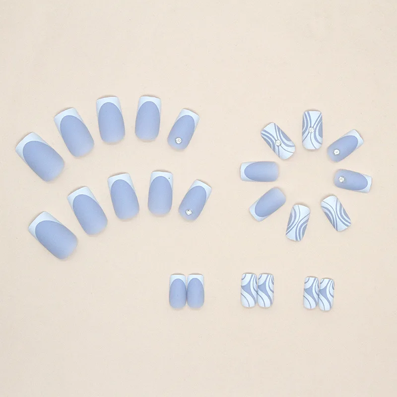 Clous à pression en forme de cercueil moyen, 24 pièces, base bleu clair avec bordure blanche, motifs irréguliers et strass, Style élégant et mat