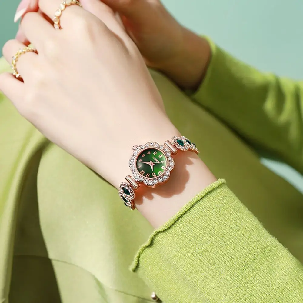 Elegant Women's Bracelet Watch Pull Type Portable Ladies Business Watches Simple Exquisite Rhinestone Quartz Watch Daily Use