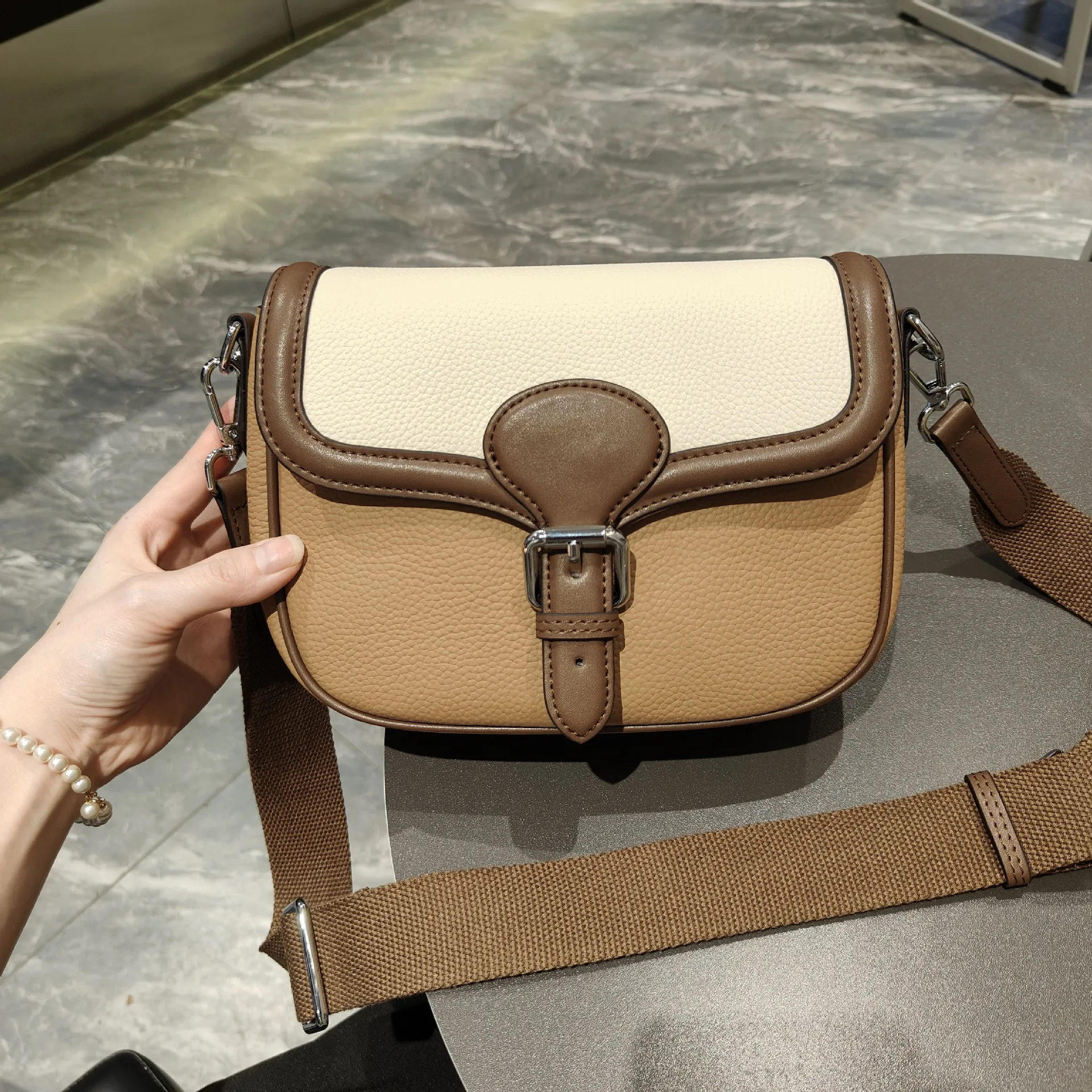 

2024 new wide strap saddle top layer cowhide single shoulder crossbody bag senior color leather women's bag