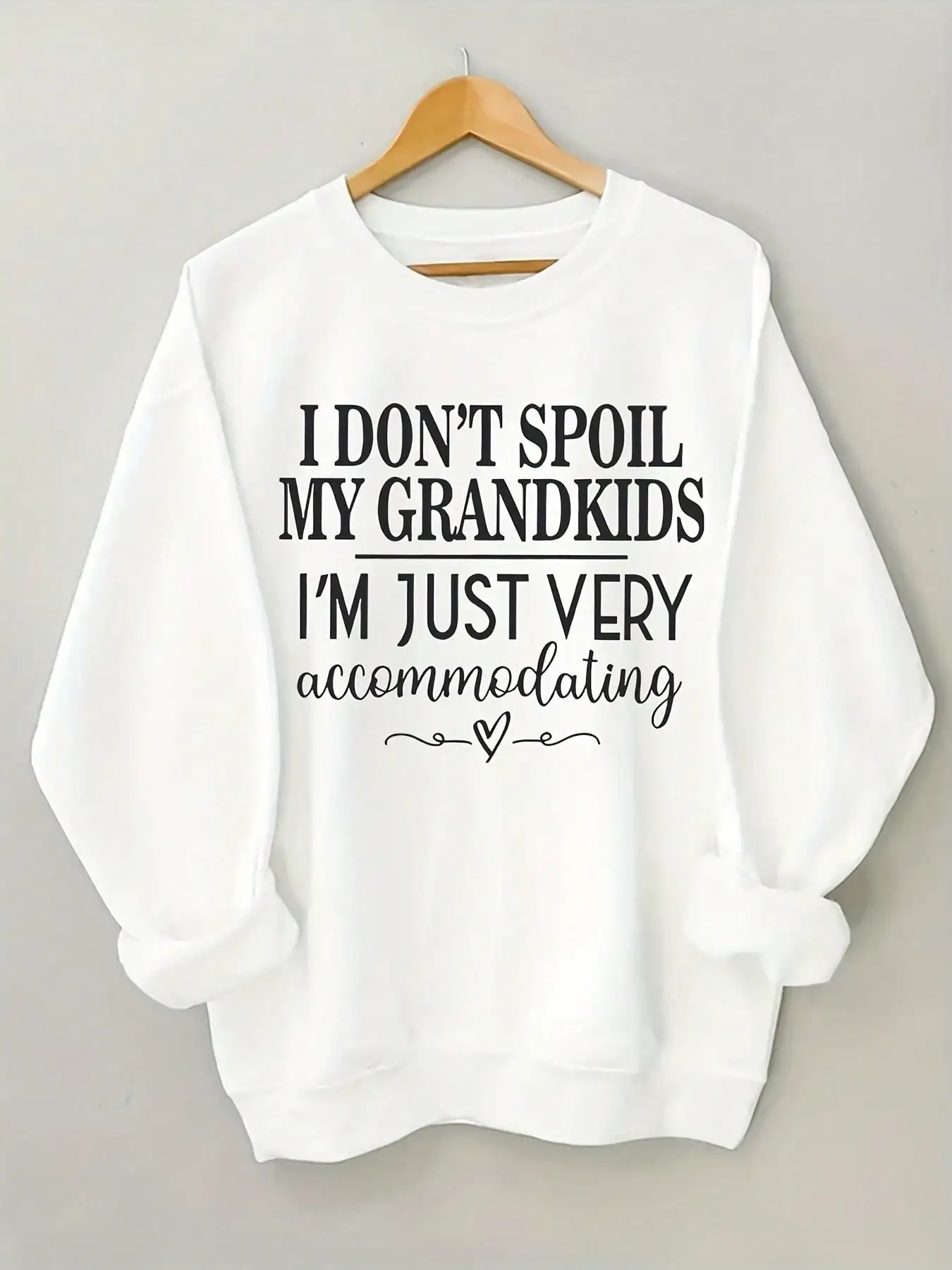 

Свитшот «Забавная бабушка» — с надписью «Я не ласкаю своих внучек», свободный крой, круглый вырез, белый с черным принтом, повседневная домашняя одежда