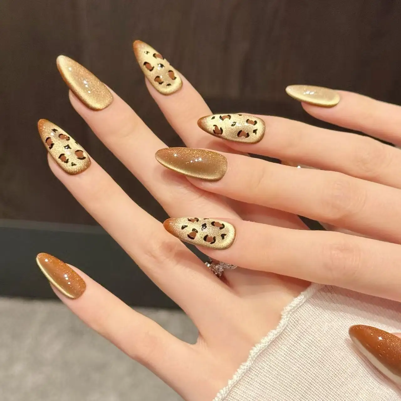 

10 шт. роскошные блестящие накладные ногти «кошачий глаз», короткие осенне-зимние накладные ногти ручной работы с карамельным леопардовым дизайном и инструментами из 4 шт.