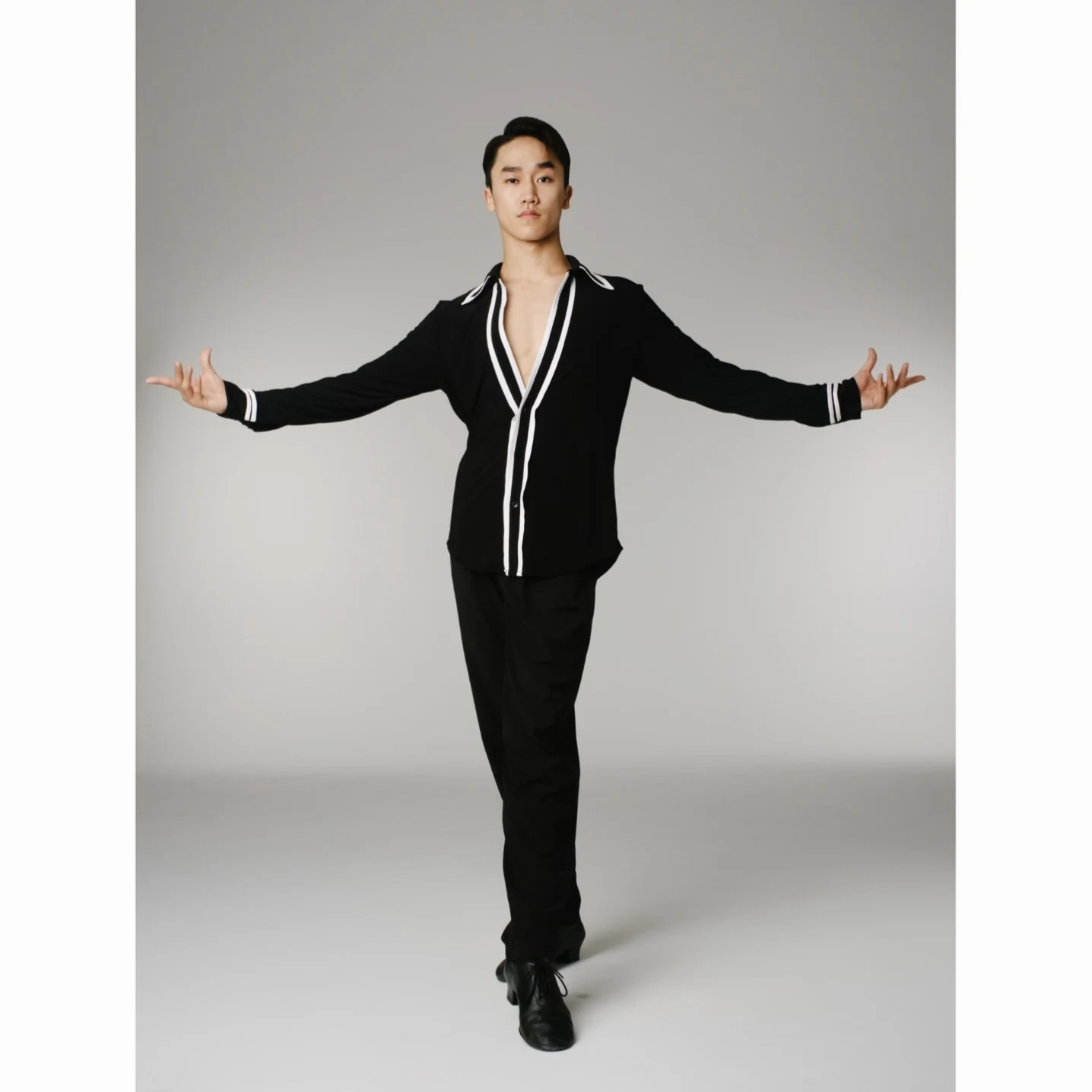 ผู้ใหญ่ชายเสื้อผ้าเต้นรำละตินสีดำคอวีแขนยาวเสื้อเสื้อผ้าการแสดงรุมบ้าซัลซ่าเต้นรำการแข่งขันเสื้อ DNV25918