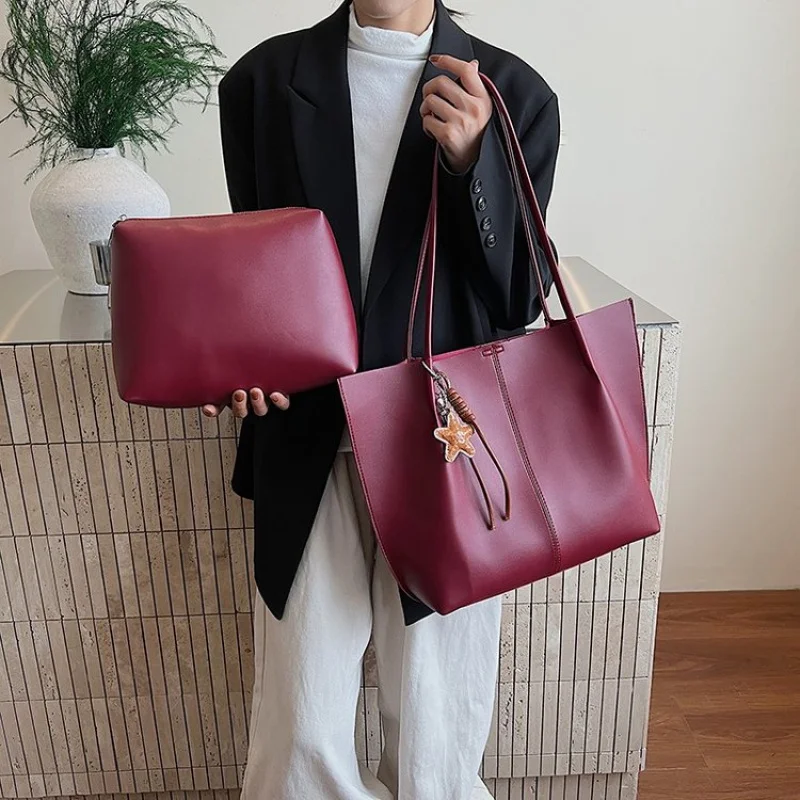 

High-End Ladies Hand Bags Crafted From Waxed Leather Boasting Trendy Commuter Design And Famous Long-Lasting Style ​