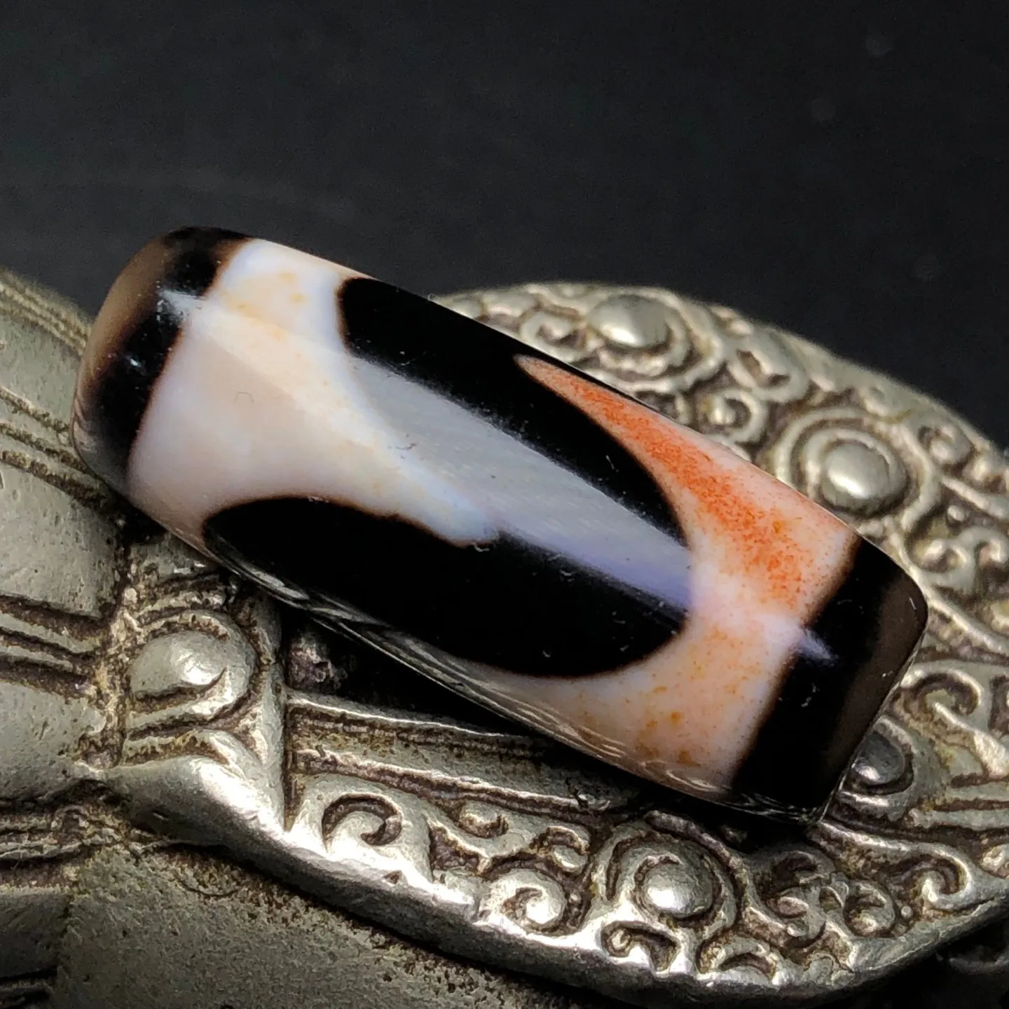 Rare Tibetan Buddhism Agate Tiger Tooth Dzi Bead Amulet Necklace Pendant G5635