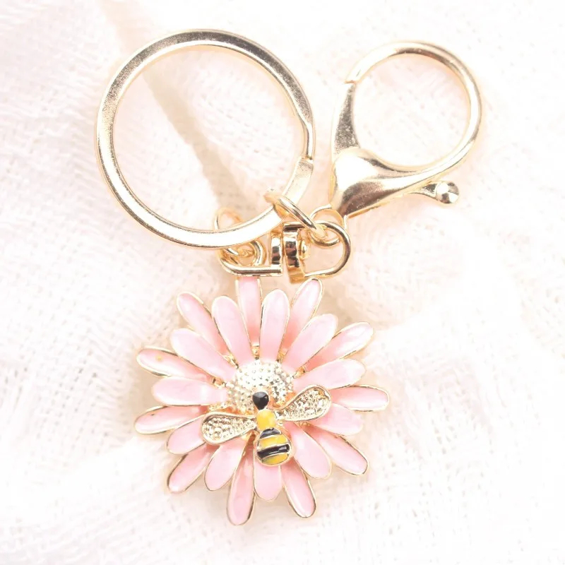 Fresh Daisy Keychain: Ideal Daily Decor & Delightful Gift Item