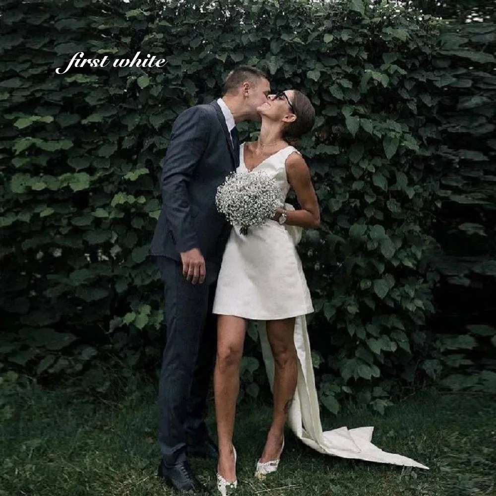 

Customized Short Mini Satin V Neck Bridal Gown Large Bow Open Back Sleeveless Above Knee Length Wedding Party Dress