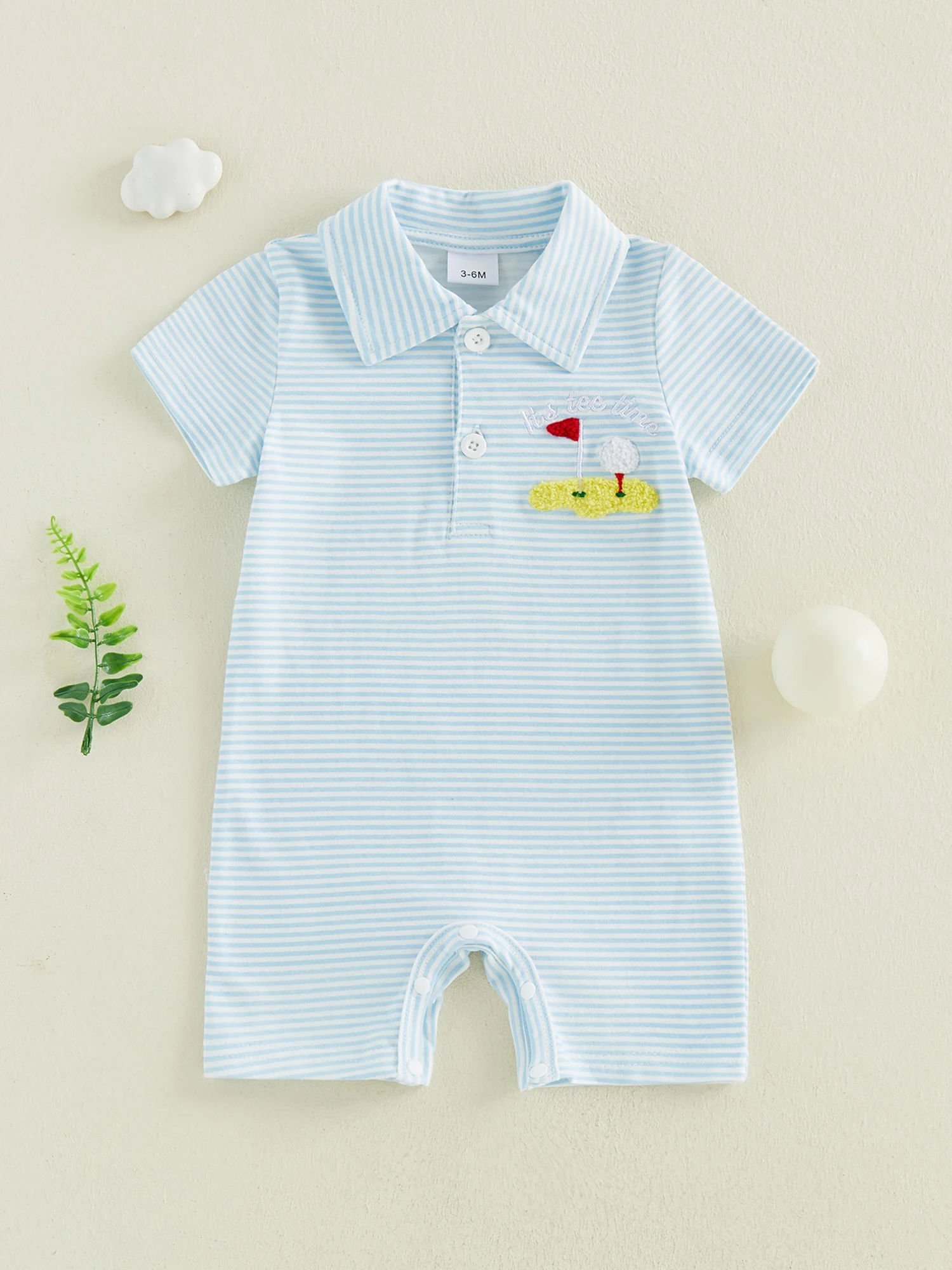 

Очаровательный комбинезон для младенцев с модным полосатым дизайном и милой вышивкой в ​​стиле гольф, идеально подходящий для летних прогулок и игр.