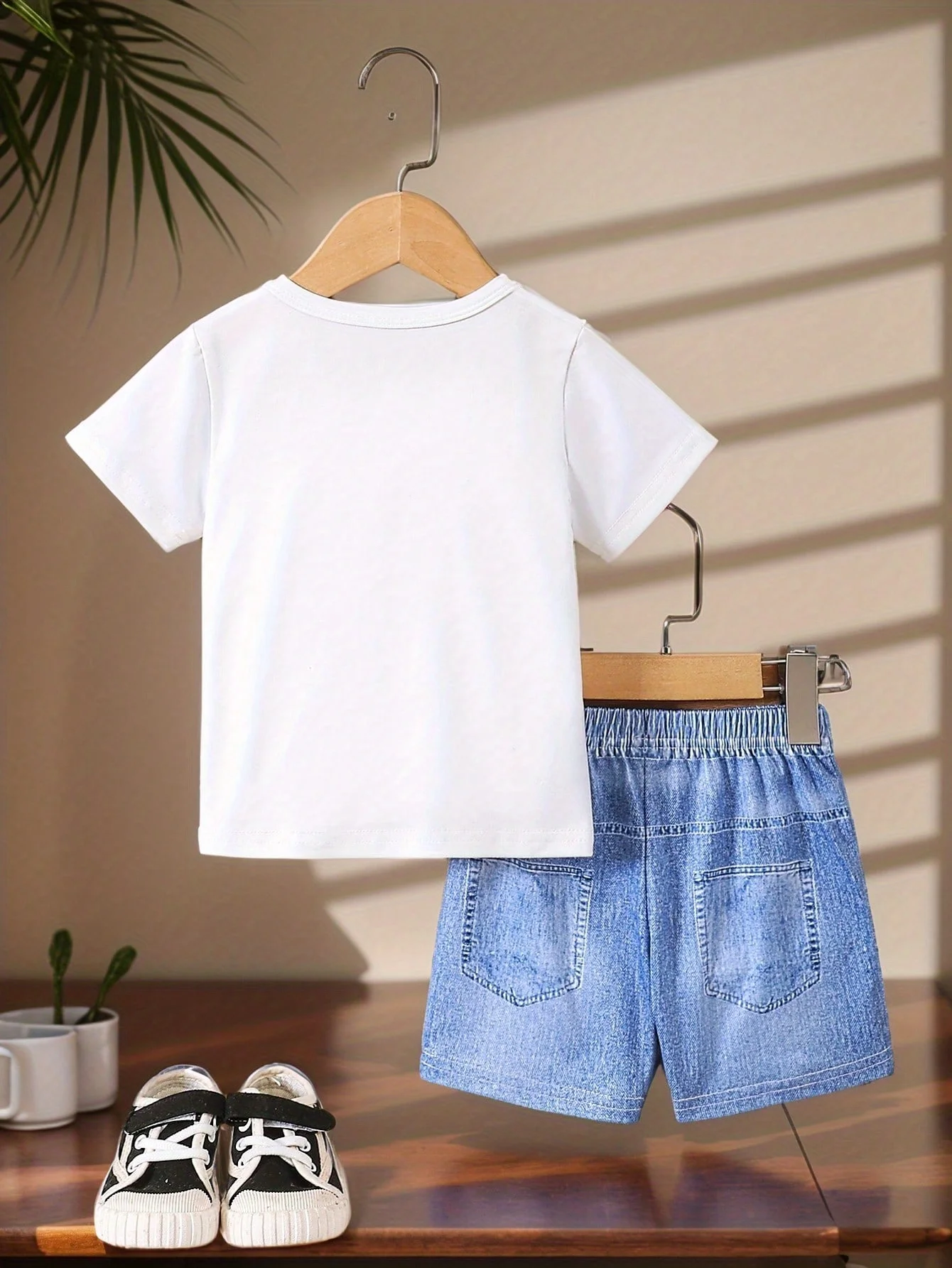 Boys' Summer Casual Two-Piece Set: Simple White Crew Neck Short-Sleeve T-Shirt Paired with Ripped Faux Denim Shorts, Featuring Denim Fringe Pocket Design on the Chest, Boys' Everyday Summer Outfit for Outings