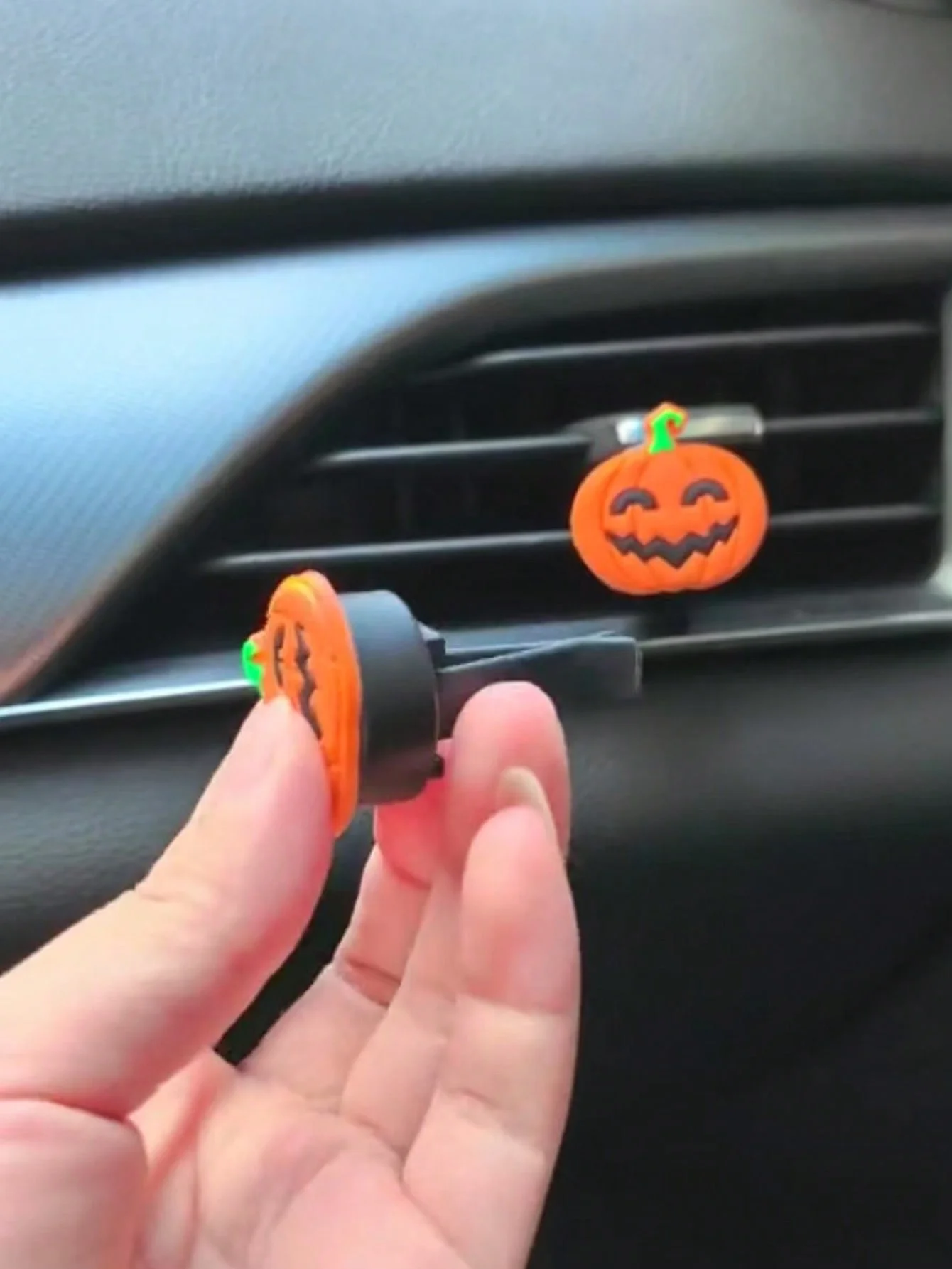 Decoração de ventilação de carro, clipe de fragrância de ventilação em forma de abóbora, contém perfume de carro (mantém o ar interior fresco), elegante, adequado para carro