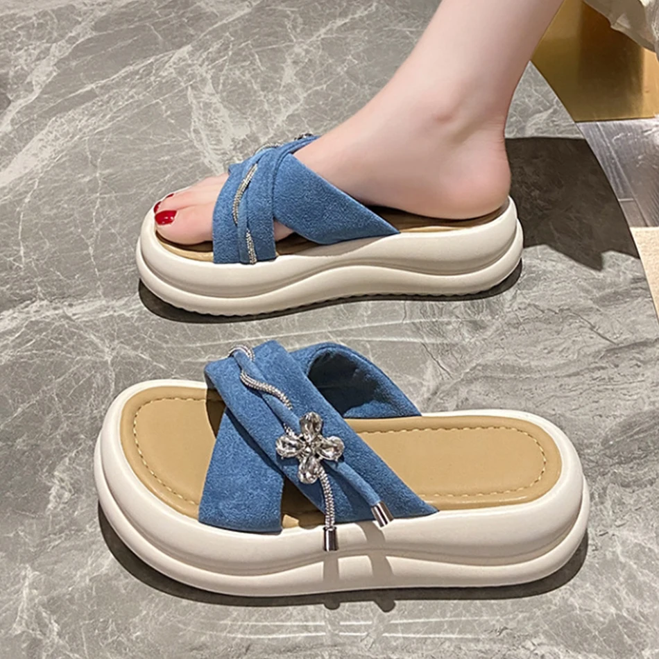 

Летние уличные классные тапочки для женщин. 2025 Новые универсальные, модные и повседневные пляжные сандалии на толстой подошве для женщин.