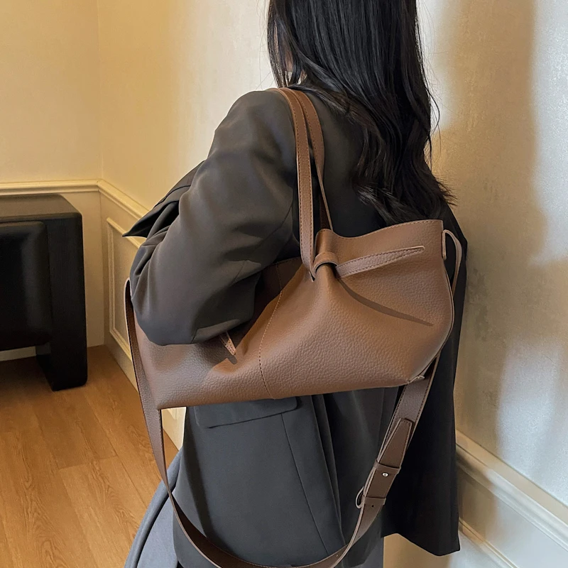 حقيبة كتف نسائية ذات سعة كبيرة من جلد البولي يوريثان 2025 حقيبة كروس كبيرة شتوية فاخرة مصممة حقائب يد نسائية ذات علامة تجارية