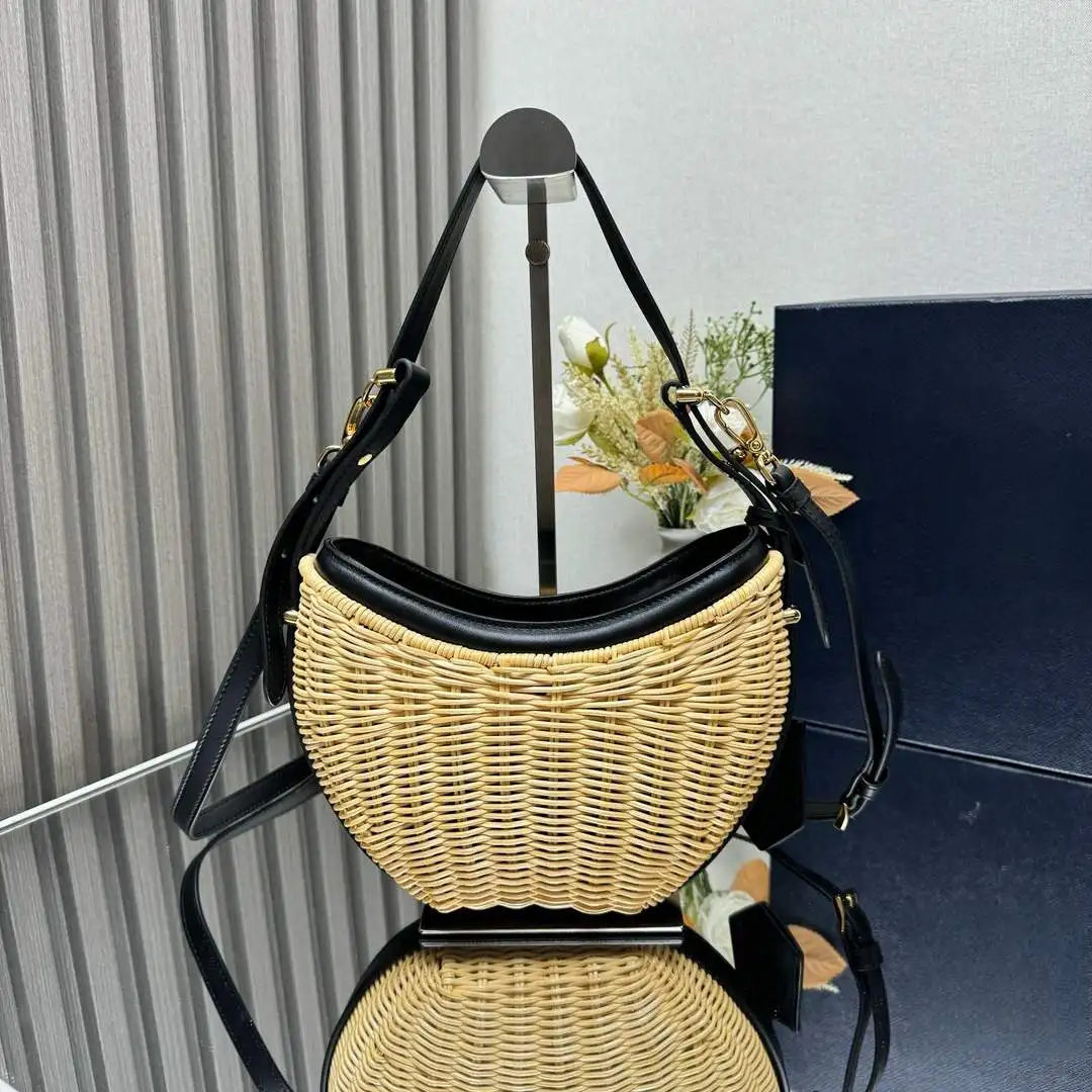 

2024 New Half Moon Shaped Woven Handbag Single Shoulder Crossbody Bag With Genuine Leather Lining