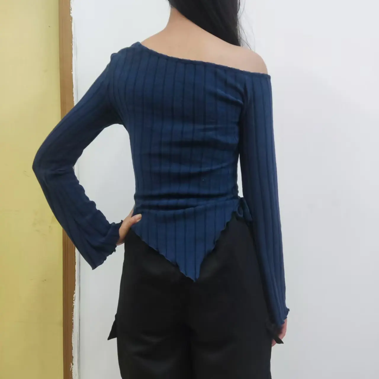 Damen Einfarbiges Schulterfreies Langarm-Shirt mit Asymmetrischem Schnitt, Elegantes Casual Street-Style Top mit Trompetenärmeln – Detail 15