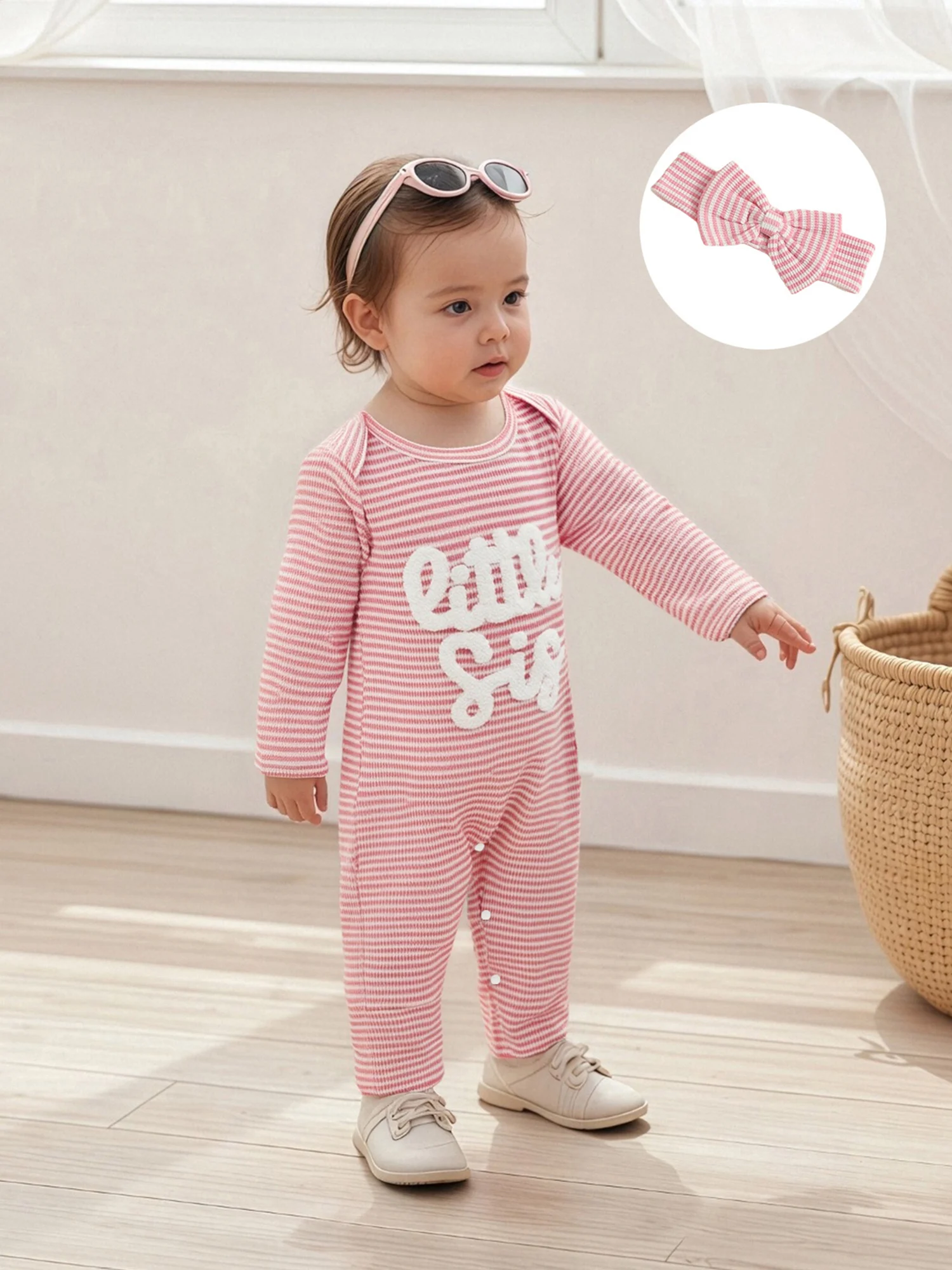 

Stylish Baby Girls Floral Print Romper Adorned with Bow Headband and Ruffle Sleeves for a Cute Look