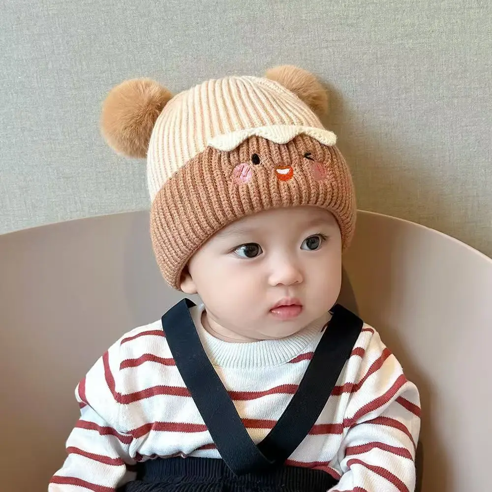 

Новая детская теплая шапка с милым медвежонком и двойными помпонами, вязаная шерстяная шапка для младенцев и малышей, чтобы согреться ушками.