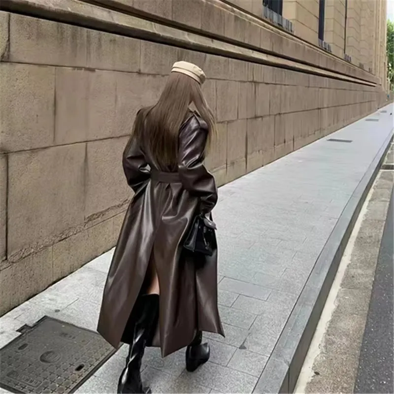 Manteau long en cuir PU pour femmes, veste à col V à taille ajustable de style anglais de haute qualité pour automne et hiver 2024